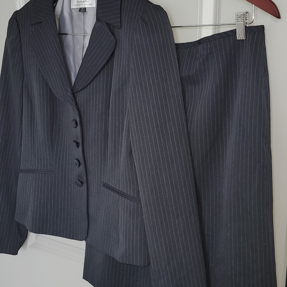 Tahari Levine | Classy suit set with skirt | 5 button front | Pin stripe - Picture 2 of 6
